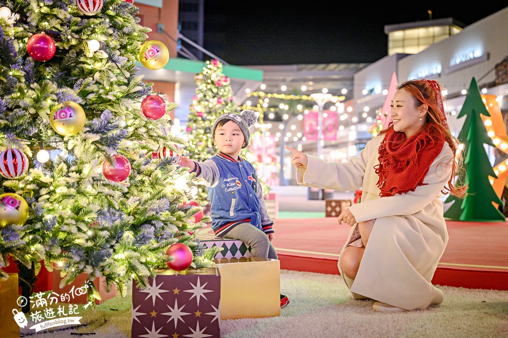 【2025華泰名品城聖誕村開村啦】璀璨20米聖誕樹飄雪.打卡復古飯店和摩登粉紅舞台! 【2025華泰名品城聖誕村開村啦】璀璨20米聖誕樹飄雪.打卡復古飯店和摩登粉紅舞台!