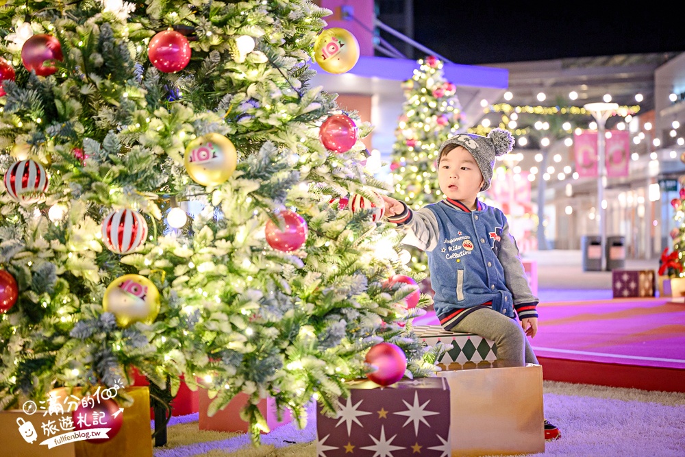 【2025華泰名品城聖誕村開村啦】璀璨20米聖誕樹飄雪.打卡復古飯店和摩登粉紅舞台! 【2025華泰名品城聖誕村開村啦】璀璨20米聖誕樹飄雪.打卡復古飯店和摩登粉紅舞台!
