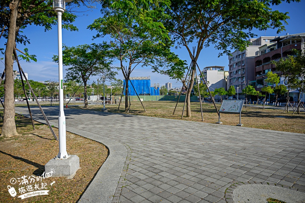 台南【健康綠洲公園】台南市區親子公園.高8公尺瞭望台的大船主題溜滑梯.搭配滑步車.滑索一起玩更放電!