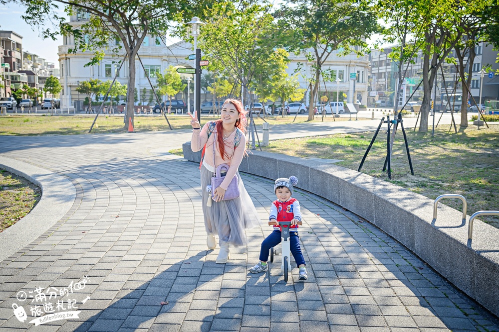 台南【健康綠洲公園】台南市區親子公園.高8公尺瞭望台的大船主題溜滑梯.搭配滑步車.滑索一起玩更放電!