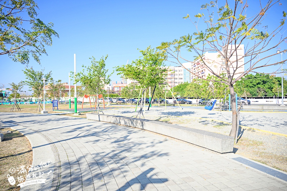 台南【健康綠洲公園】台南市區親子公園.高8公尺瞭望台的大船主題溜滑梯.搭配滑步車.滑索一起玩更放電!