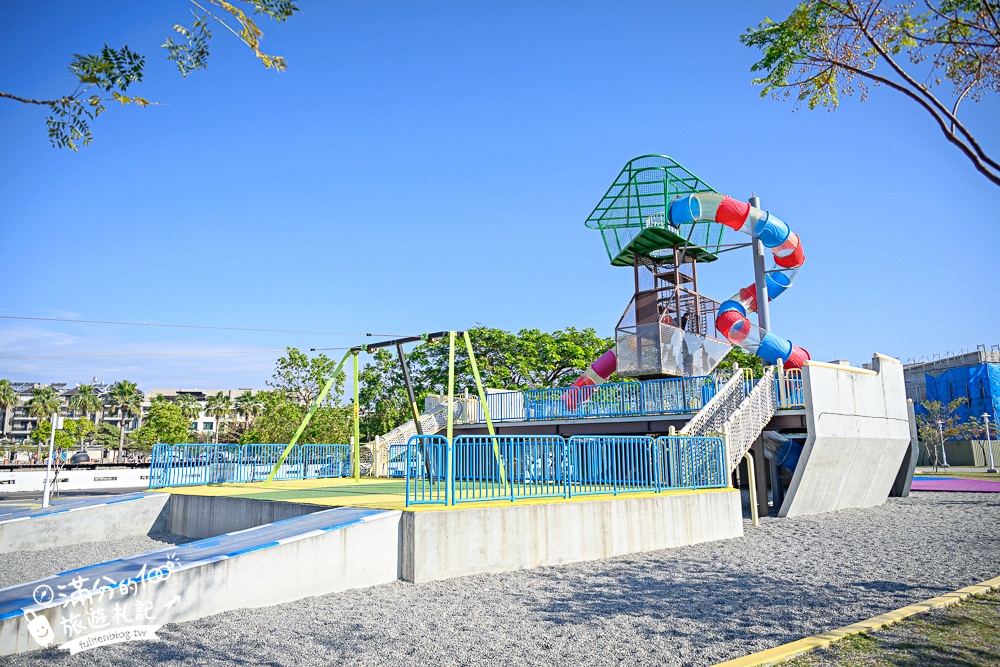 台南【健康綠洲公園】台南市區親子公園.高8公尺瞭望台的大船主題溜滑梯.搭配滑步車.滑索一起玩更放電!