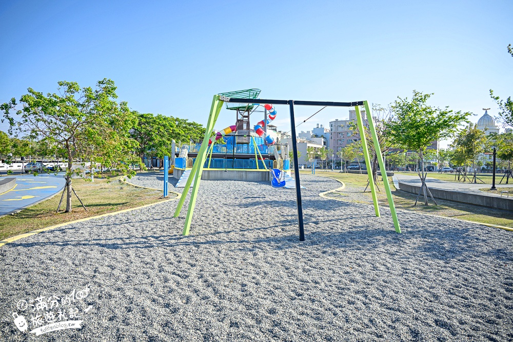 台南【健康綠洲公園】台南市區親子公園.高8公尺瞭望台的大船主題溜滑梯.搭配滑步車.滑索一起玩更放電!