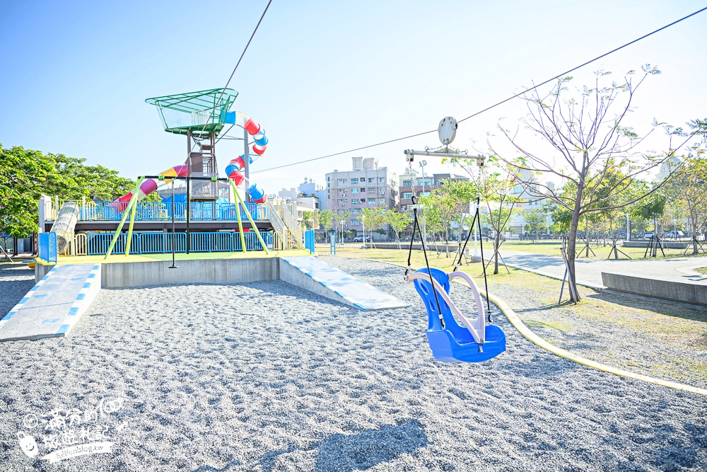 台南【健康綠洲公園】台南市區親子公園.高8公尺瞭望台的大船主題溜滑梯.搭配滑步車.滑索一起玩更放電!
