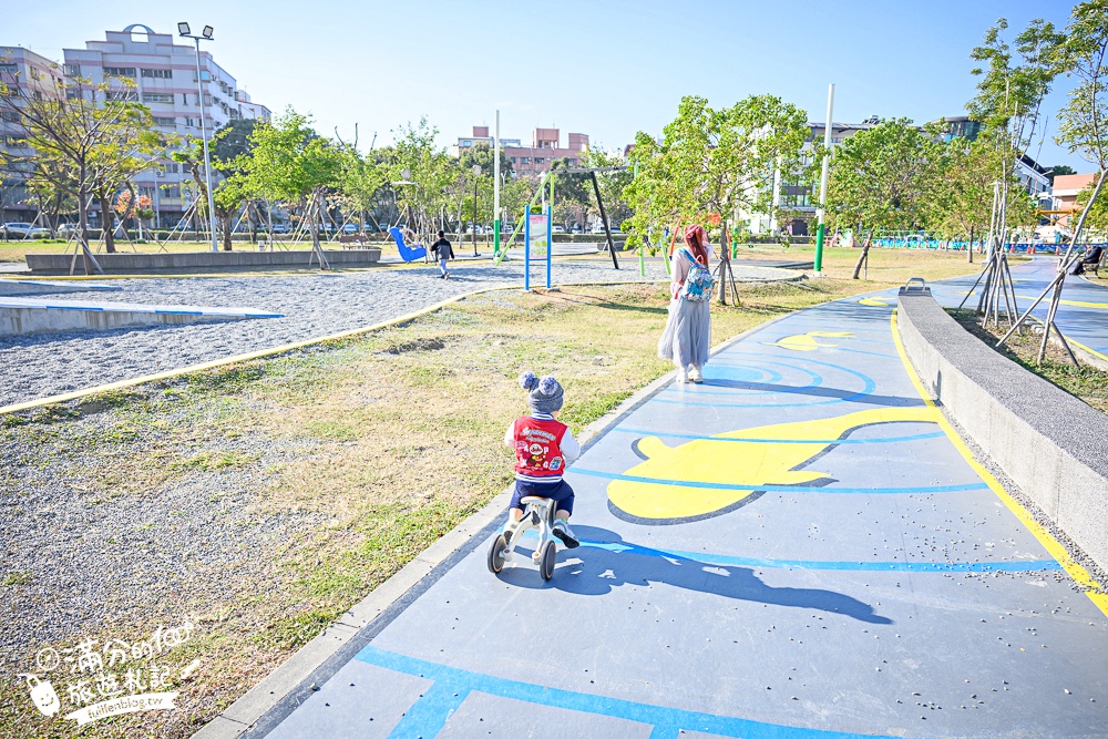 台南【健康綠洲公園】台南市區親子公園.高8公尺瞭望台的大船主題溜滑梯.搭配滑步車.滑索一起玩更放電!