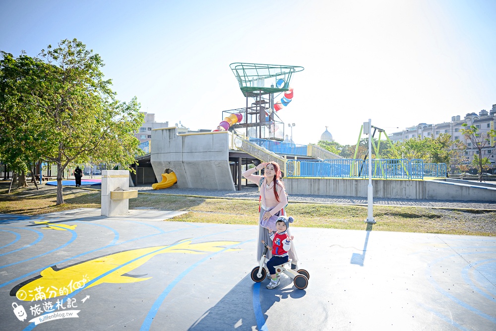 台南【健康綠洲公園】台南市區親子公園.高8公尺瞭望台的大船主題溜滑梯.搭配滑步車.滑索一起玩更放電!