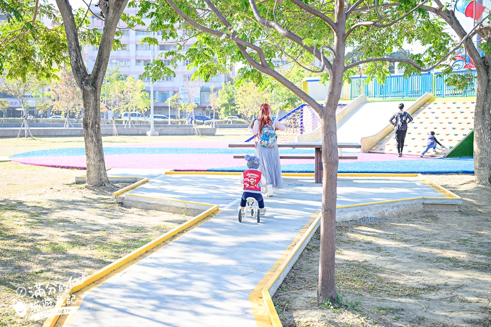 台南【健康綠洲公園】台南市區親子公園.高8公尺瞭望台的大船主題溜滑梯.搭配滑步車.滑索一起玩更放電!