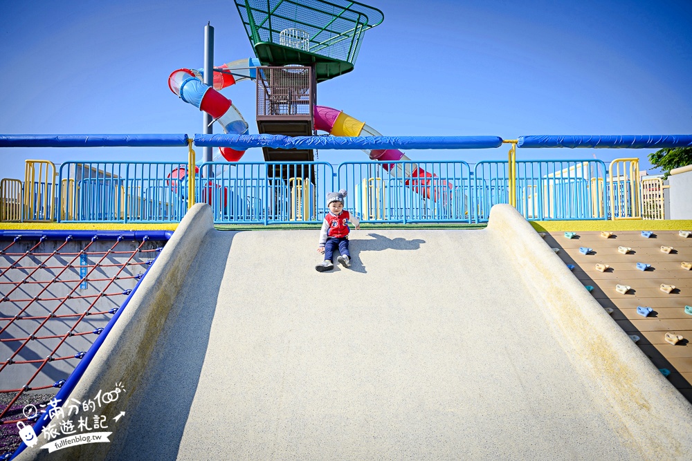 台南【健康綠洲公園】台南市區親子公園.高8公尺瞭望台的大船主題溜滑梯.搭配滑步車.滑索一起玩更放電!