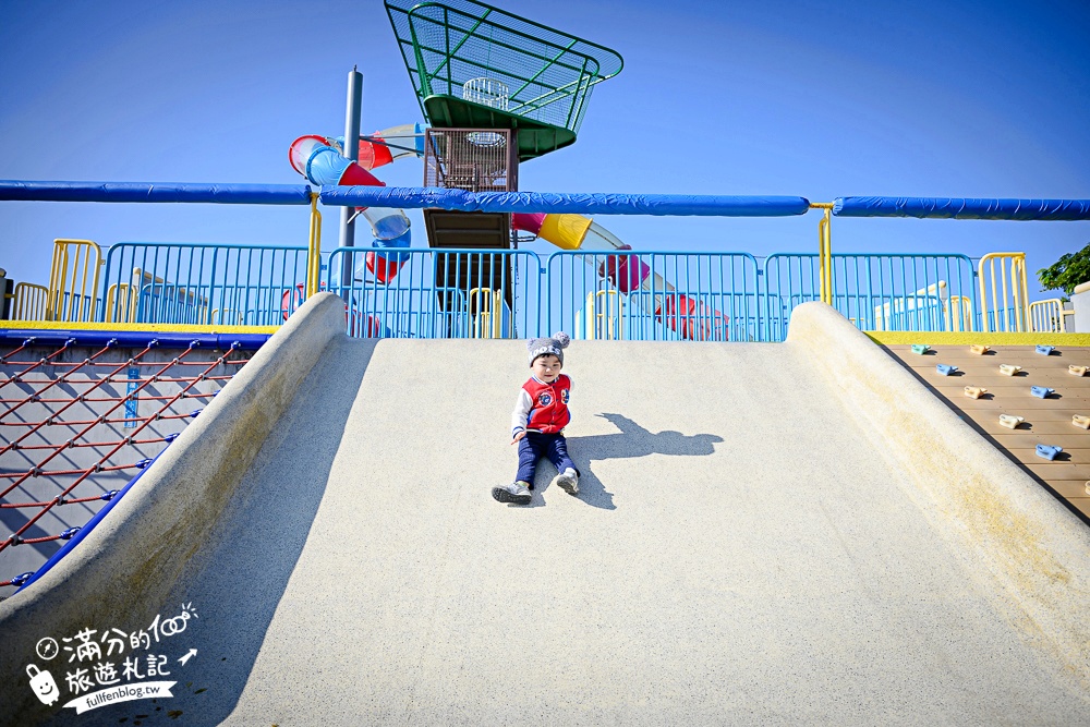 台南【健康綠洲公園】台南市區親子公園.高8公尺瞭望台的大船主題溜滑梯.搭配滑步車.滑索一起玩更放電!