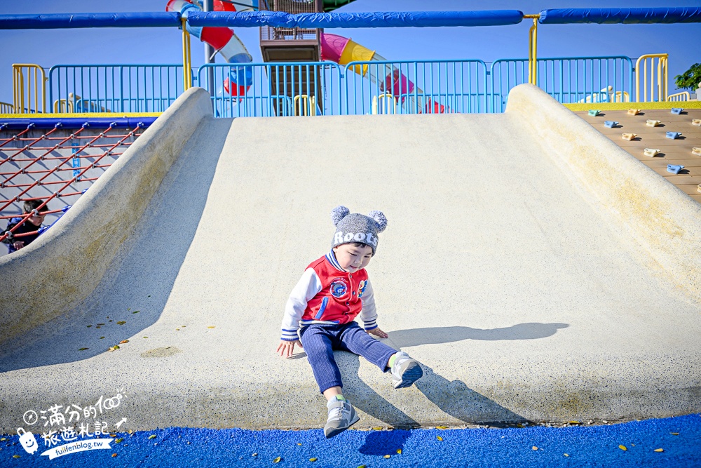 台南【健康綠洲公園】台南市區親子公園.高8公尺瞭望台的大船主題溜滑梯.搭配滑步車.滑索一起玩更放電!