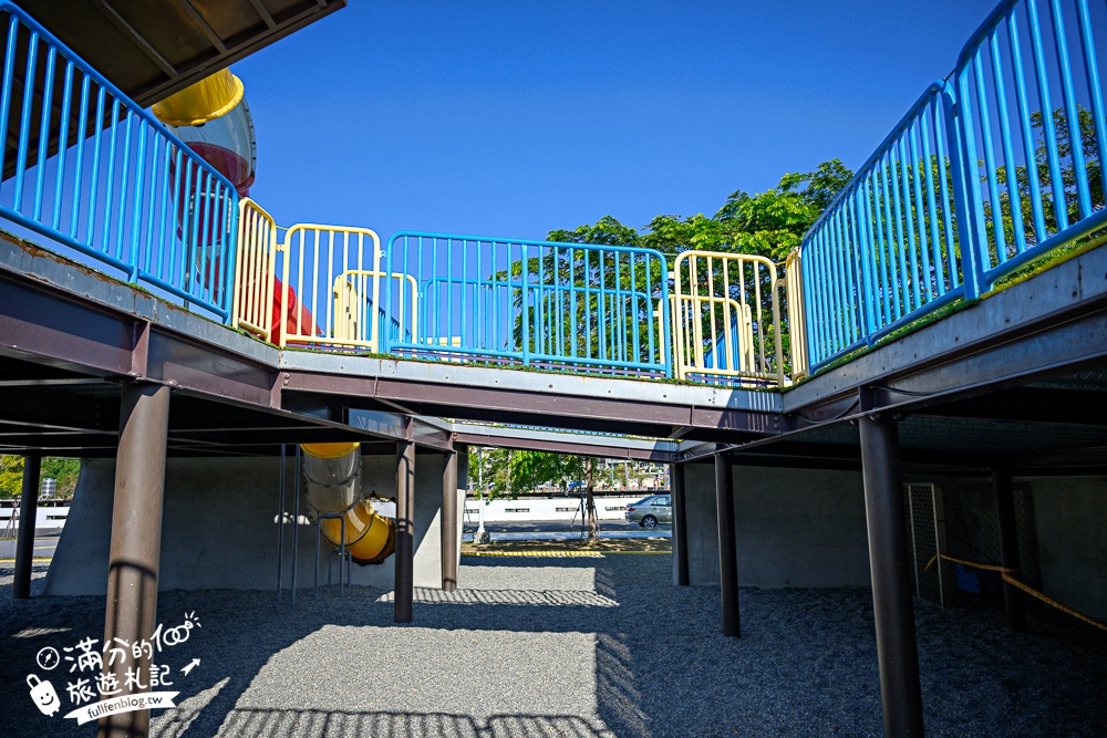 台南【健康綠洲公園】台南市區親子公園.高8公尺瞭望台的大船主題溜滑梯.搭配滑步車.滑索一起玩更放電!