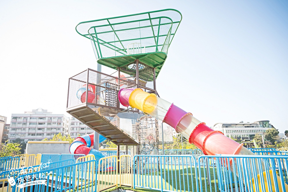 台南【健康綠洲公園】台南市區親子公園.高8公尺瞭望台的大船主題溜滑梯.搭配滑步車.滑索一起玩更放電!