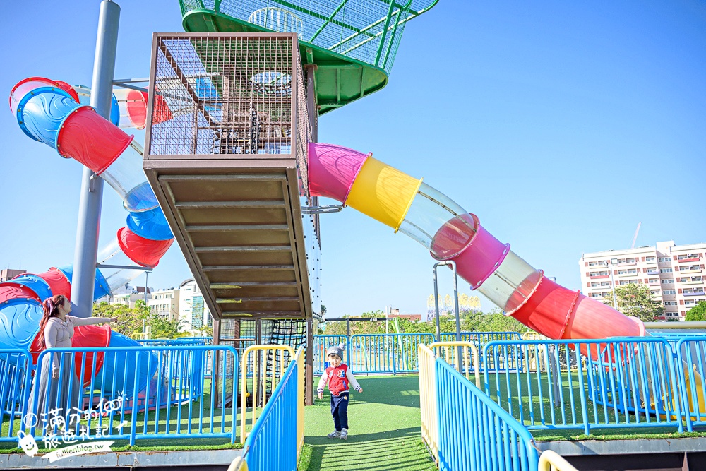 台南【健康綠洲公園】台南市區親子公園.高8公尺瞭望台的大船主題溜滑梯.搭配滑步車.滑索一起玩更放電!