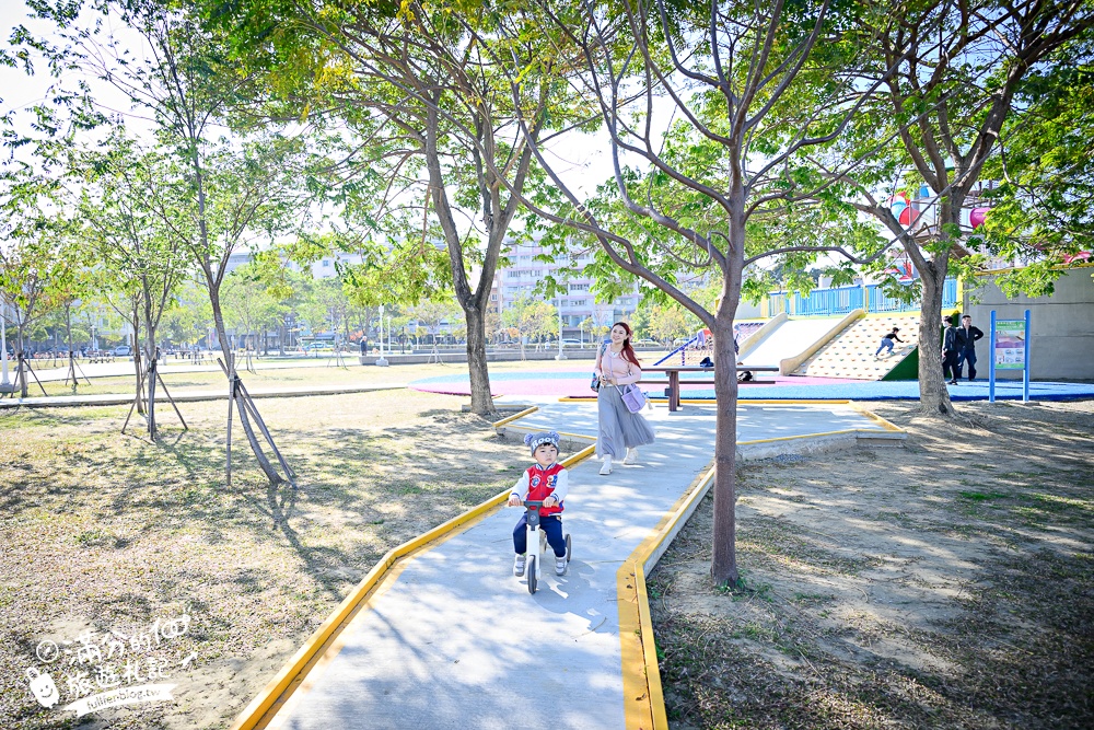 台南【健康綠洲公園】台南市區親子公園.高8公尺瞭望台的大船主題溜滑梯.搭配滑步車.滑索一起玩更放電!