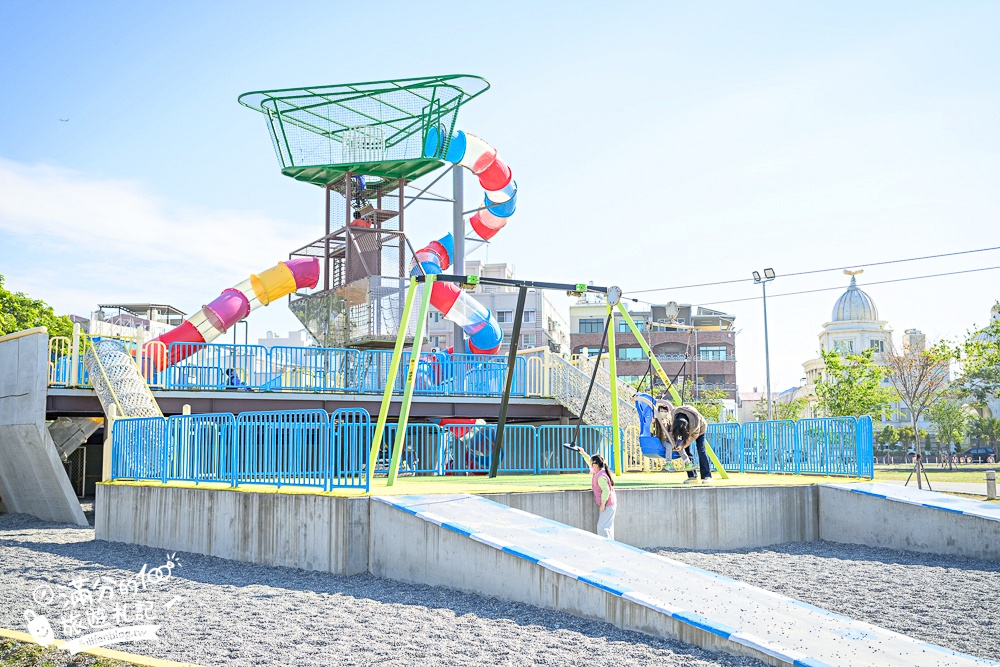 台南【健康綠洲公園】台南市區親子公園.高8公尺瞭望台的大船主題溜滑梯.搭配滑步車.滑索一起玩更放電!