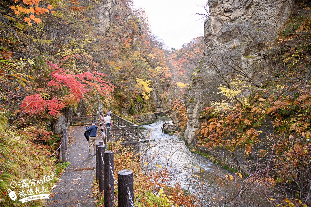 日本東北【鳴子峽】宮城賞楓景點推薦.走峽谷.賞紅楓.看奇岩.觀瀑布.必拍大深沢橋壯闊的拱橋景觀!