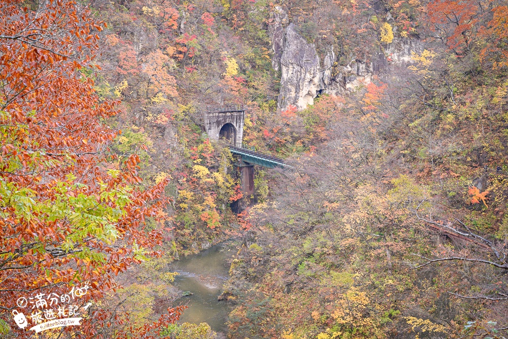日本東北【鳴子峽】宮城賞楓景點推薦.走峽谷.賞紅楓.看奇岩.觀瀑布.必拍大深沢橋壯闊的拱橋景觀!