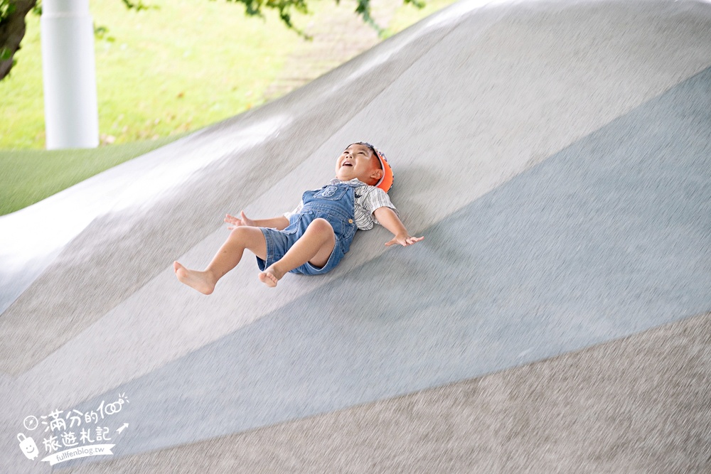 宜蘭【薛長興風雨樂活館】羅東親子公園推薦.雨天晴天都能玩.城堡溜滑梯.沙坑.彈跳床好放電!