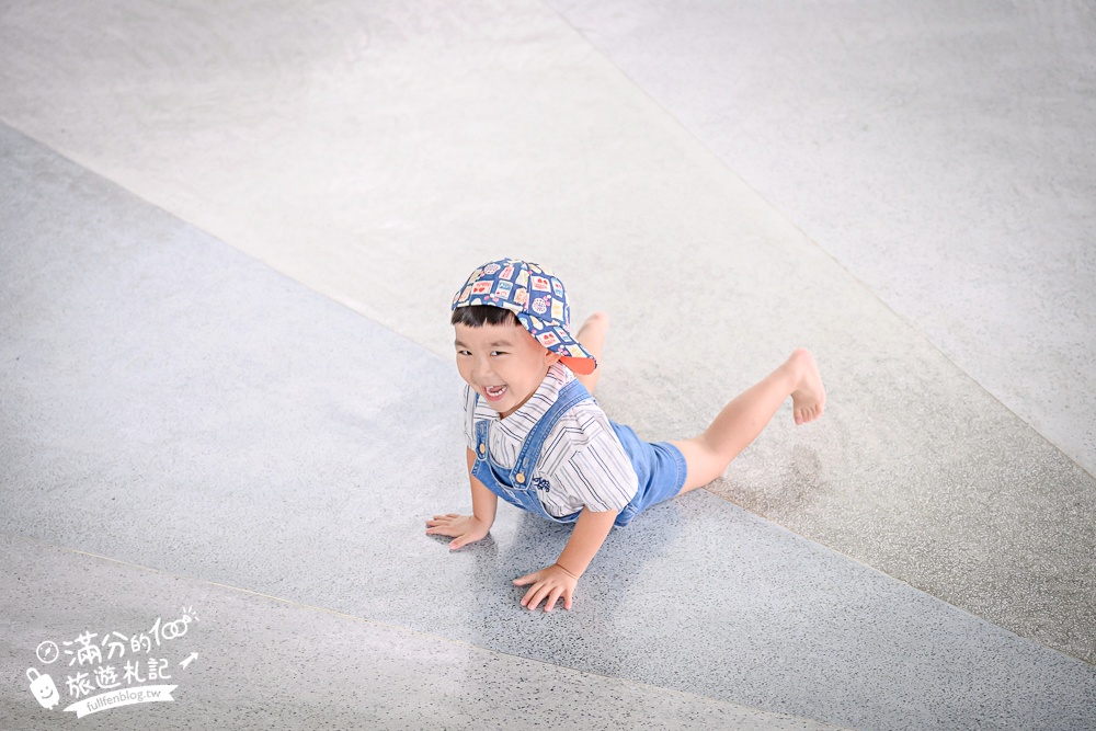 宜蘭【薛長興風雨樂活館】羅東親子公園推薦.雨天晴天都能玩.城堡溜滑梯.沙坑.彈跳床好放電!