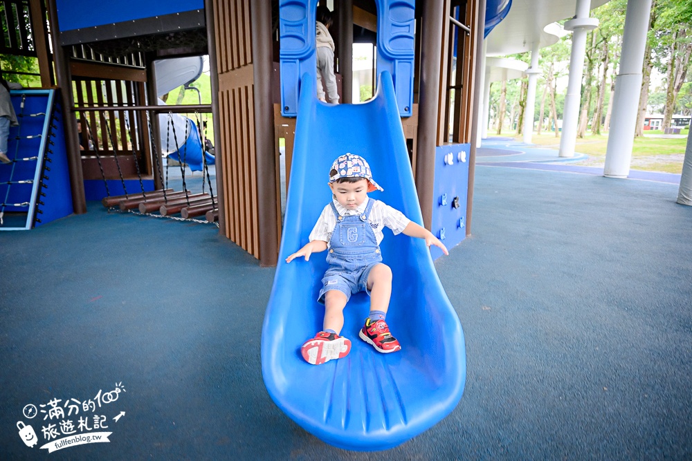 宜蘭【薛長興風雨樂活館】羅東親子公園推薦.雨天晴天都能玩.城堡溜滑梯.沙坑.彈跳床好放電!