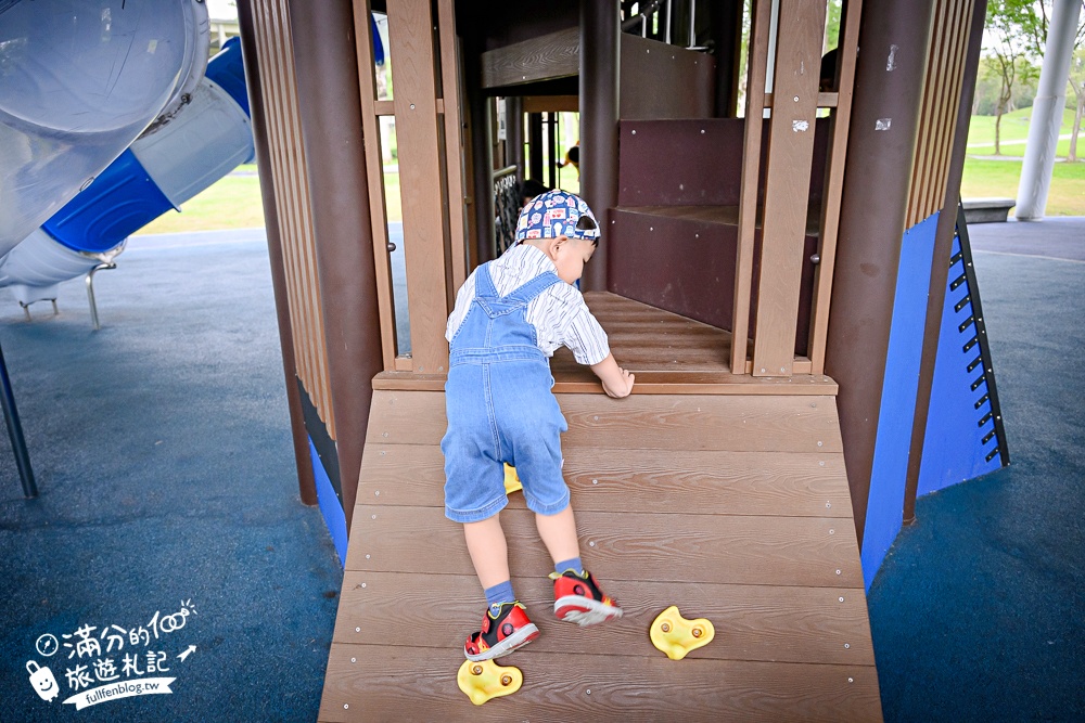 宜蘭【薛長興風雨樂活館】羅東親子公園推薦.雨天晴天都能玩.城堡溜滑梯.沙坑.彈跳床好放電!