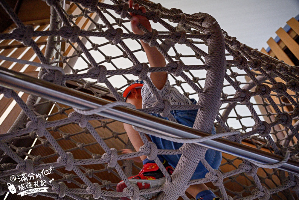 宜蘭【薛長興風雨樂活館】羅東親子公園推薦.雨天晴天都能玩.城堡溜滑梯.沙坑.彈跳床好放電!