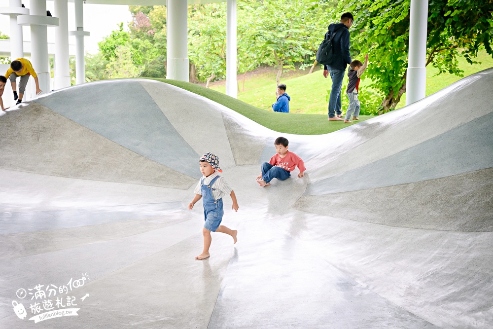 宜蘭【薛長興風雨樂活館】羅東親子公園推薦.雨天晴天都能玩.城堡溜滑梯.沙坑.彈跳床好放電!