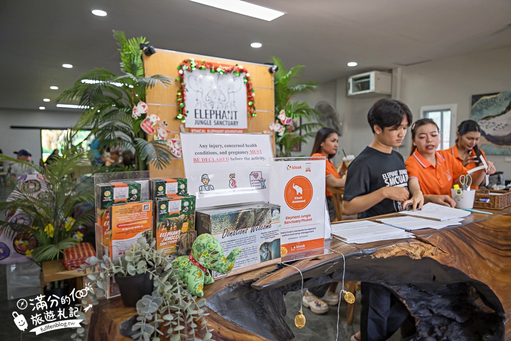 普吉島必玩【普吉島大象叢林保護區】來場與大象的溫柔相遇,幫大象洗澡戲水,餵大象吃香蕉.甘蔗和手作飯糰! 普吉島必玩【普吉島大象叢林保護區】來場與大象的溫柔相遇,幫大象洗澡戲水,餵大象吃香蕉.甘蔗和手作飯糰!