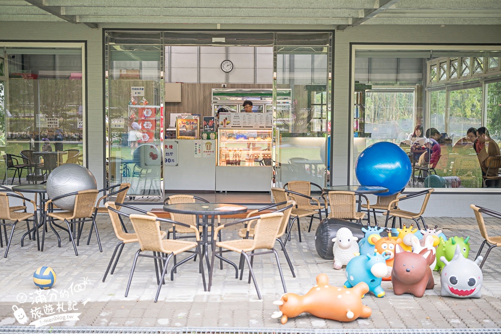 苗栗【興品園草莓農場】這不僅是高架親子草莓園.根本是兒童遊戲場,免費玩不限時,還有玻璃屋咖啡館~超狂!