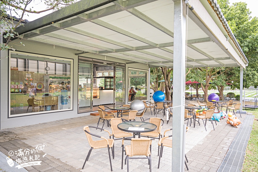 苗栗【興品園草莓農場】這不僅是高架親子草莓園.根本是兒童遊戲場,免費玩不限時,還有玻璃屋咖啡館~超狂!