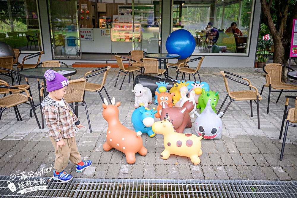 苗栗【興品園草莓農場】這不僅是高架親子草莓園.根本是兒童遊戲場,免費玩不限時,還有玻璃屋咖啡館~超狂!