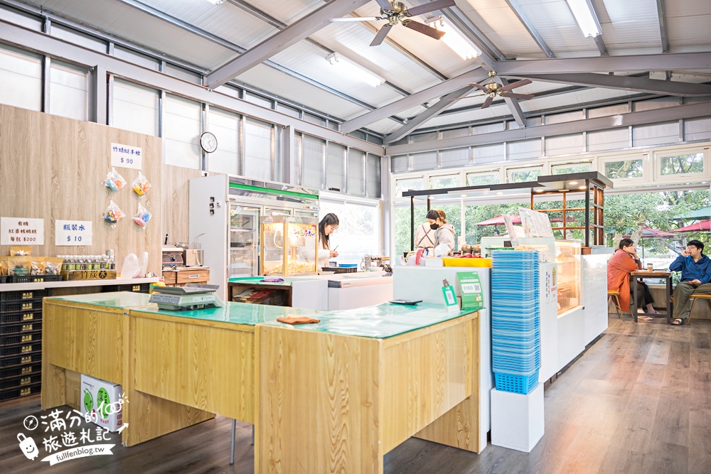 苗栗【興品園草莓農場】這不僅是高架親子草莓園.根本是兒童遊戲場,免費玩不限時,還有玻璃屋咖啡館~超狂!