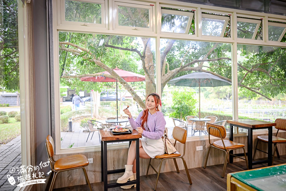 苗栗【興品園草莓農場】這不僅是高架親子草莓園.根本是兒童遊戲場,免費玩不限時,還有玻璃屋咖啡館~超狂!