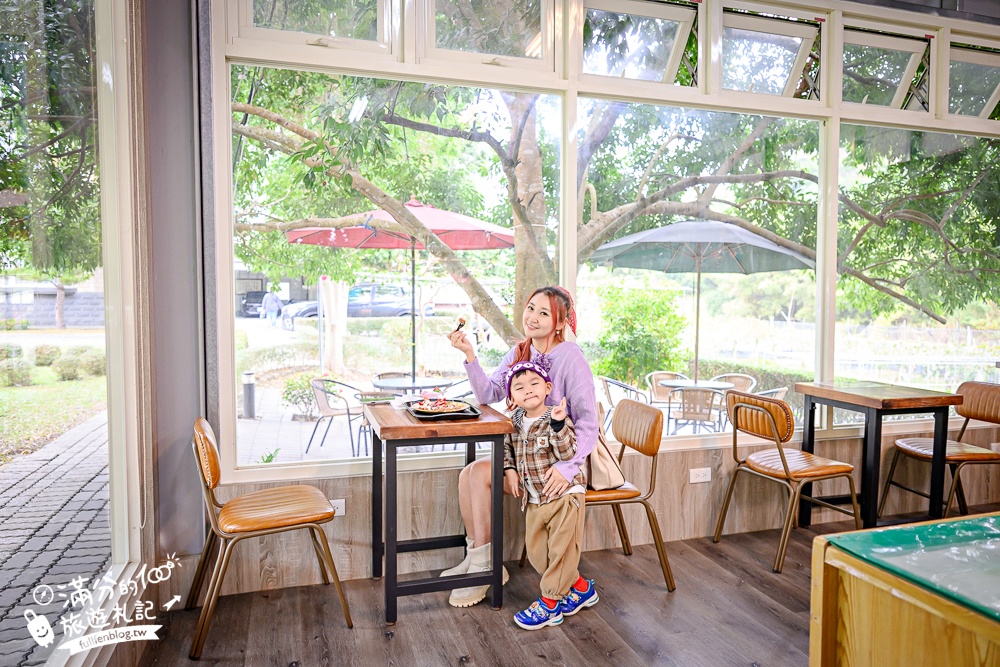 苗栗【興品園草莓農場】這不僅是高架親子草莓園.根本是兒童遊戲場,免費玩不限時,還有玻璃屋咖啡館~超狂!