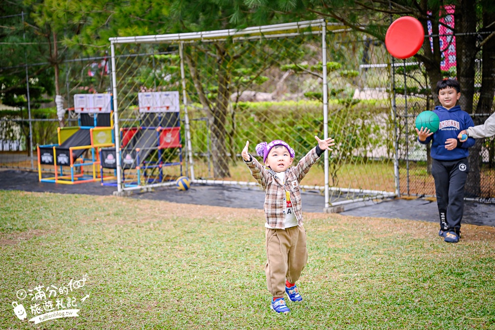 苗栗【興品園草莓農場】這不僅是高架親子草莓園.根本是兒童遊戲場,免費玩不限時,還有玻璃屋咖啡館~超狂!