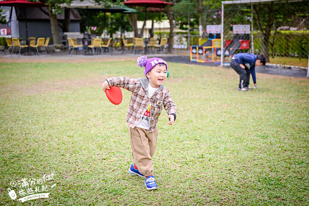 苗栗【興品園草莓農場】這不僅是高架親子草莓園.根本是兒童遊戲場,免費玩不限時,還有玻璃屋咖啡館~超狂!