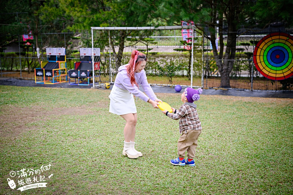 苗栗【興品園草莓農場】這不僅是高架親子草莓園.根本是兒童遊戲場,免費玩不限時,還有玻璃屋咖啡館~超狂!