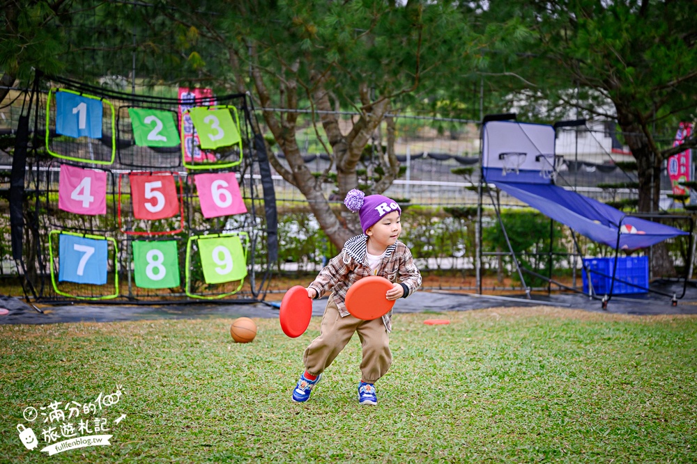 苗栗【興品園草莓農場】這不僅是高架親子草莓園.根本是兒童遊戲場,免費玩不限時,還有玻璃屋咖啡館~超狂!