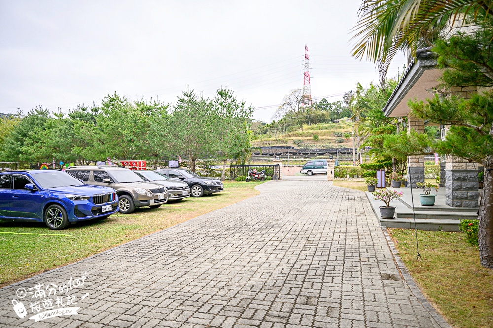 苗栗【興品園草莓農場】這不僅是高架親子草莓園.根本是兒童遊戲場,免費玩不限時,還有玻璃屋咖啡館~超狂!