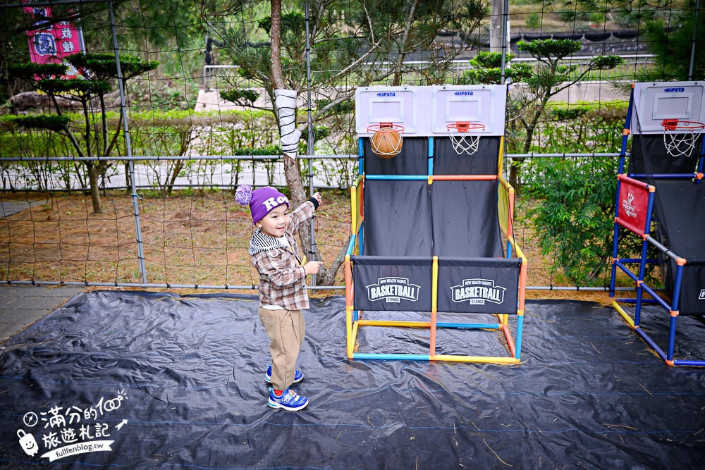 苗栗【興品園草莓農場】這不僅是高架親子草莓園.根本是兒童遊戲場,免費玩不限時,還有玻璃屋咖啡館~超狂!