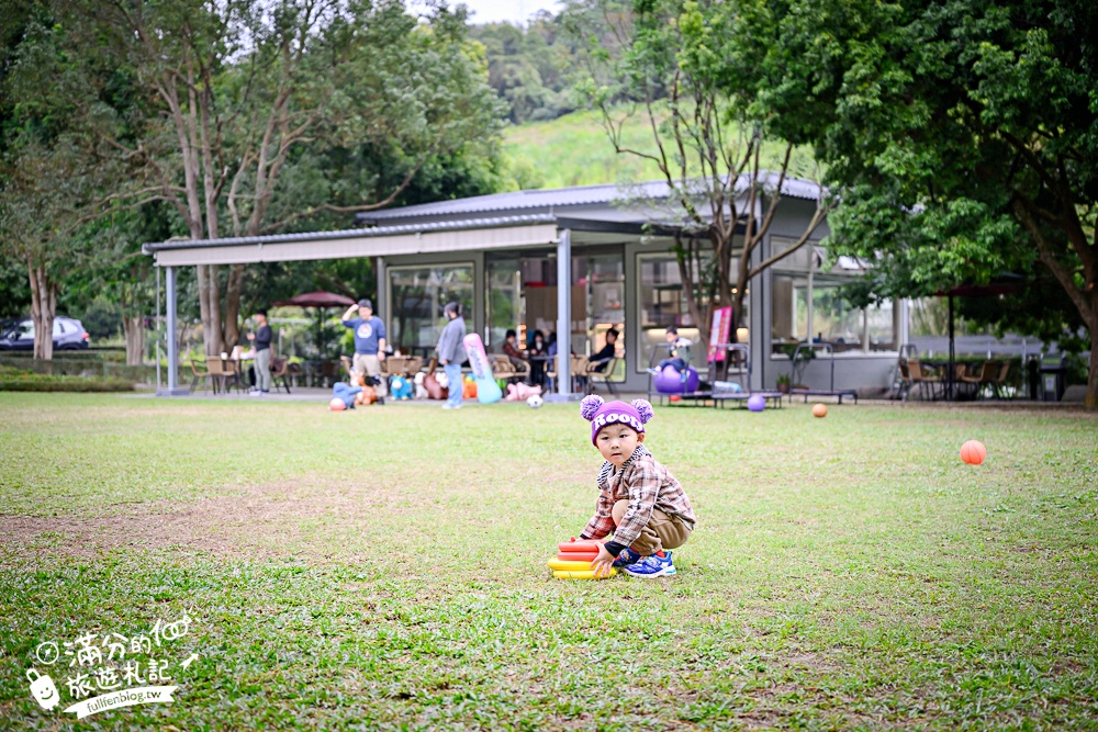 苗栗【興品園草莓農場】這不僅是高架親子草莓園.根本是兒童遊戲場,免費玩不限時,還有玻璃屋咖啡館~超狂!