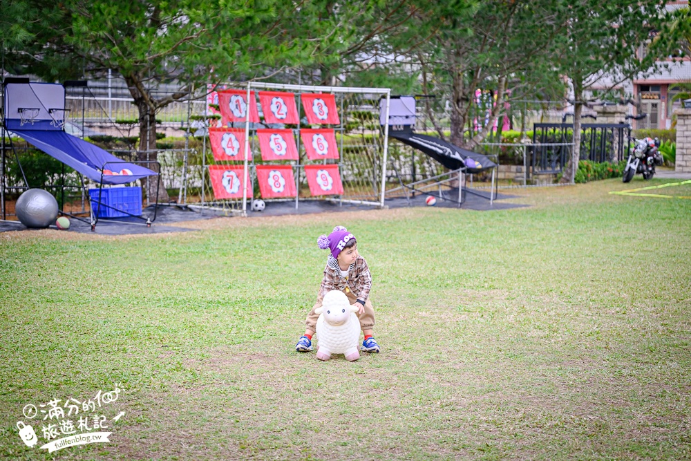 苗栗【興品園草莓農場】這不僅是高架親子草莓園.根本是兒童遊戲場,免費玩不限時,還有玻璃屋咖啡館~超狂!