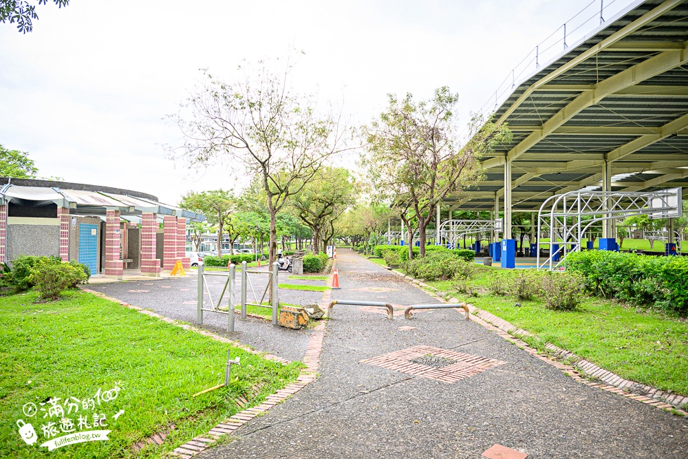 宜蘭【薛長興風雨樂活館】羅東親子公園推薦.雨天晴天都能玩.城堡溜滑梯.沙坑.彈跳床好放電!