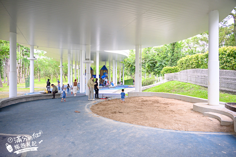 宜蘭【薛長興風雨樂活館】羅東親子公園推薦.雨天晴天都能玩.城堡溜滑梯.沙坑.彈跳床好放電!