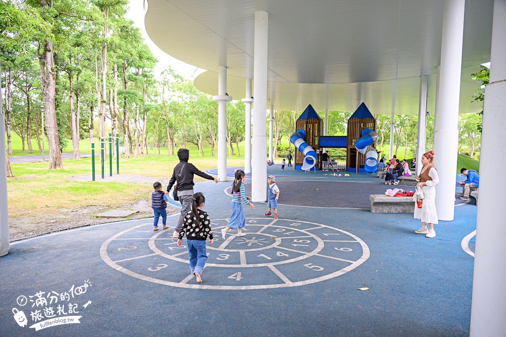 宜蘭【薛長興風雨樂活館】羅東親子公園推薦.雨天晴天都能玩.城堡溜滑梯.沙坑.彈跳床好放電!