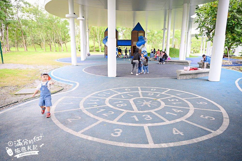 宜蘭【薛長興風雨樂活館】羅東親子公園推薦.雨天晴天都能玩.城堡溜滑梯.沙坑.彈跳床好放電!