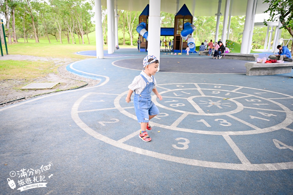 宜蘭【薛長興風雨樂活館】羅東親子公園推薦.雨天晴天都能玩.城堡溜滑梯.沙坑.彈跳床好放電!
