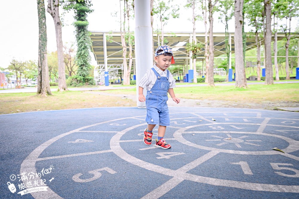 宜蘭【薛長興風雨樂活館】羅東親子公園推薦.雨天晴天都能玩.城堡溜滑梯.沙坑.彈跳床好放電!