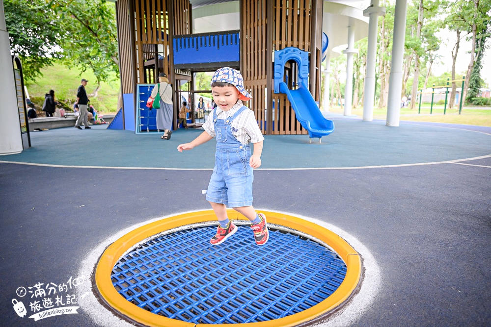 宜蘭【薛長興風雨樂活館】羅東親子公園推薦.雨天晴天都能玩.城堡溜滑梯.沙坑.彈跳床好放電!
