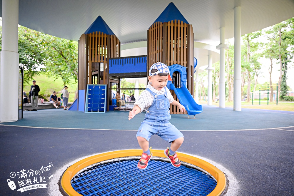 宜蘭【薛長興風雨樂活館】羅東親子公園推薦.雨天晴天都能玩.城堡溜滑梯.沙坑.彈跳床好放電!